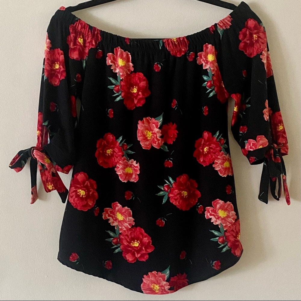 No Boundaries Black/Red Floral 3/4 Sleeve Scoop Neck Blouse w/ tied sleeves EUC